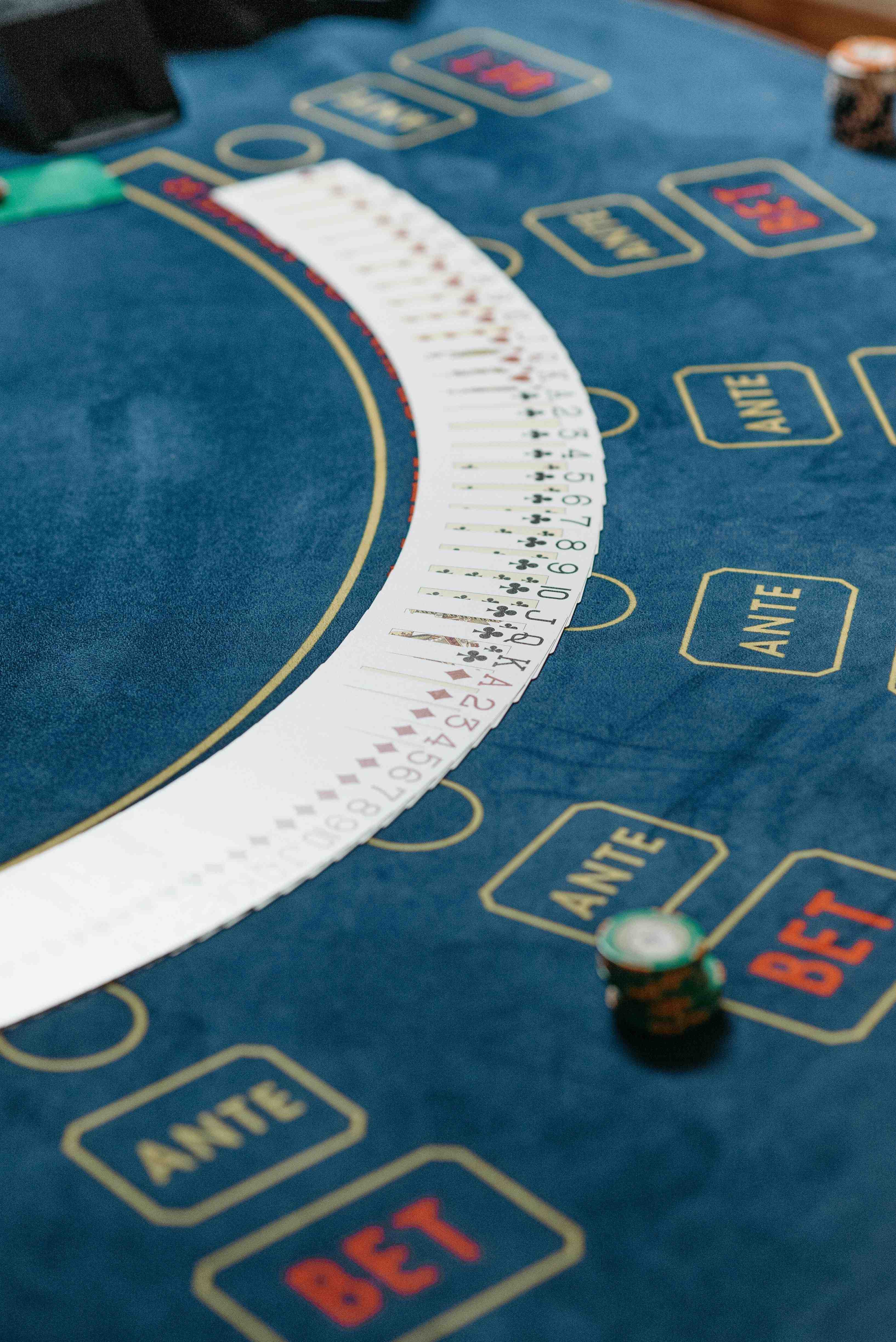 Ilustrasi proses download aplikasi resmi dewapoker untuk perangkat mobile